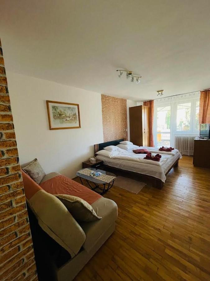 Gabi Haz Apartmanok*** Хайдусобосло Экстерьер фото